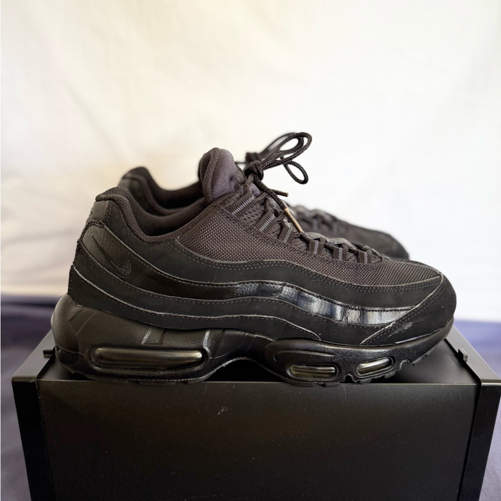 AUTHENTIC Nike Air Max 95 Triple Black size 10.5 609048-092 2016 PRE-OWNED